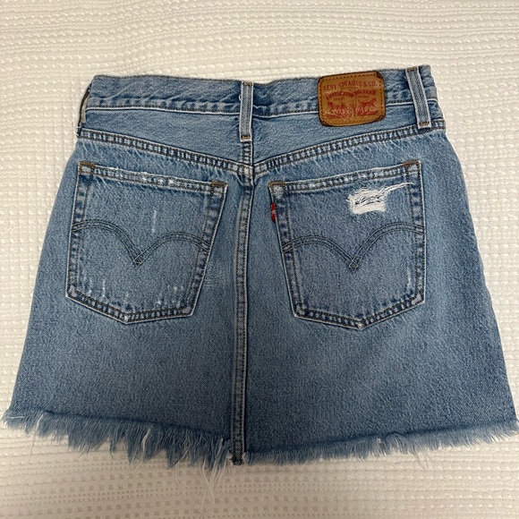 Levi’s Original Medium Wash Miniskirt (26) - Picture 2 of 3